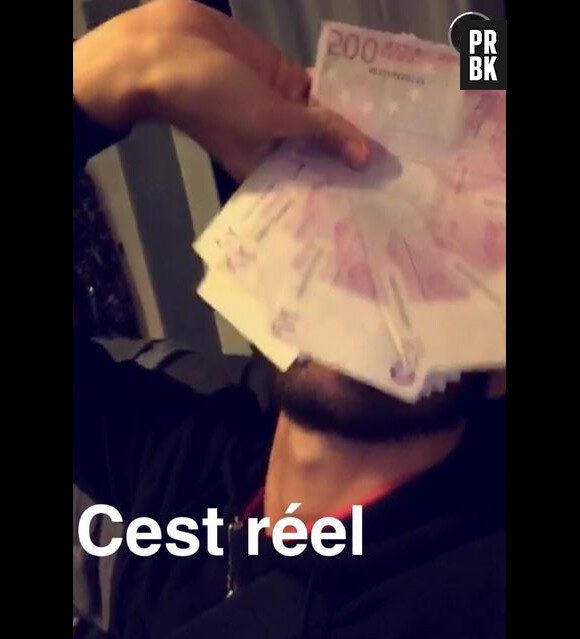 Tarek Benattia en mode Swagg Man avec ses billets sur Snapchat