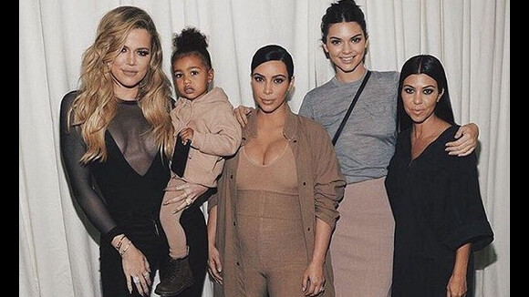 Kim Kardashian enceinte avec North et tout son clan pour assister au défilé Kanye West