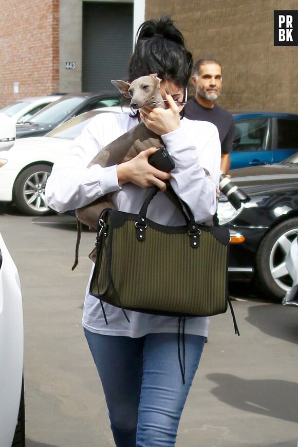 Kylie Jenner se cache derrière son chien le 21 septembre à Los Angeles