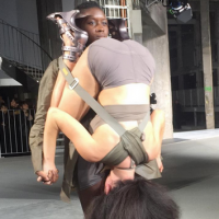 Rick Owens : après les pénis, Twitter se marre devant son défilé "tête dans le cul" à Paris