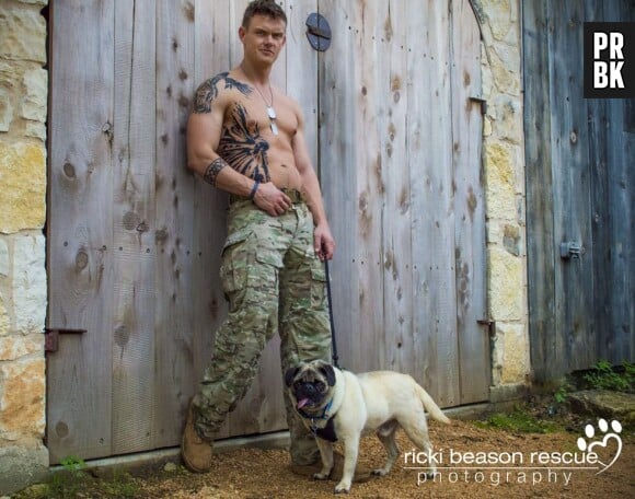 Un vétéran sexy et un chien à adopter aux USA