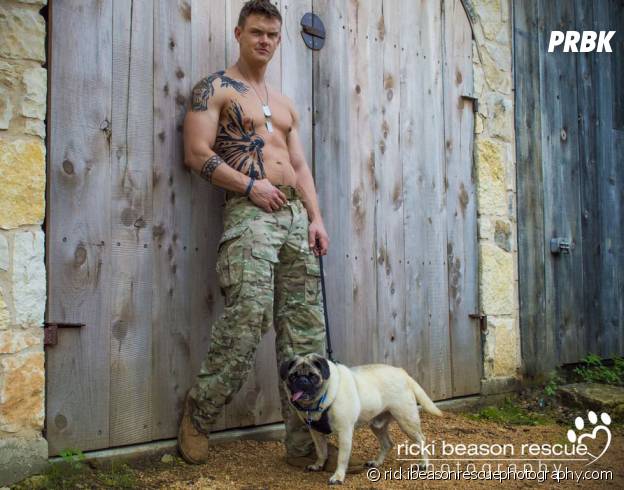 Un vétéran sexy et un chien à adopter aux USA