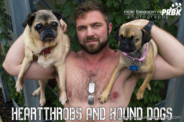 Un vétéran sexy et deux chiens