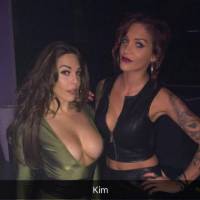 Kim (Les Ch&#039;tis VS Les Marseillais) exhibe son décolleté et ses fesses sur Instagram
