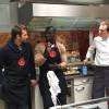 Omar Sy et Bradley Cooper, héros du film A Vif, assistent à un cours de cuisine à l'Atelier des chefs, le 25 octobre 2015 à Paris