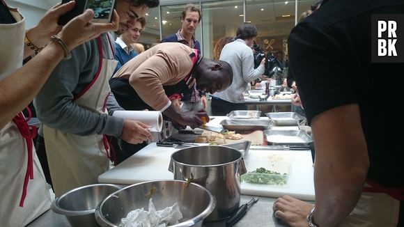 Omar Sy et Bradley Cooper, héros du film A Vif, assistent à un cours de cuisine à l'Atelier des chefs, le 25 octobre 2015 à Paris