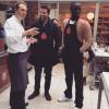 Omar Sy et Bradley Cooper, héros du film A Vif, assistent à un cours de cuisine à l'Atelier des chefs, le 25 octobre 2015 à Paris
