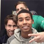 Kevin Trapp et Maxwell surprennent des fans du PSG dans un photomaton