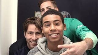 Kevin Trapp et Maxwell surprennent des fans du PSG dans un photomaton