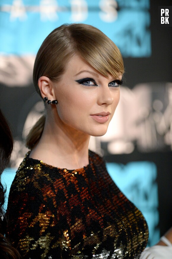 Taylor Swift gagnante des NMA 2015, à Cannes, le 7 novembre 2015