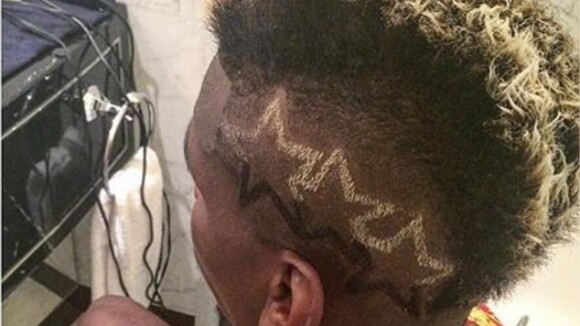 Paul Pogba : une nouvelle coupe de cheveux WTF et "musicale" pour son arrivée à Clairefontaine