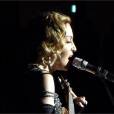 Madonna chante La vie en rose sur scène après les attentats de Paris