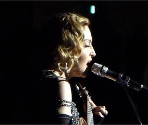Madonna en larmes sur scène après les attentats de Paris