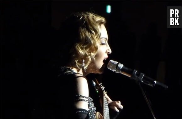 Madonna en larmes sur scène après les attentats de Paris