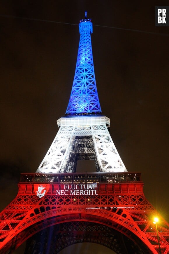 La Tour Eiffel illuminée en bleu, blanc, rouge et la devise de Paris après les attentats le 16 novembre 2015