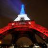 La Tour Eiffel illuminée en bleu, blanc, rouge après les attentats à Paris le 16 novembre 2015