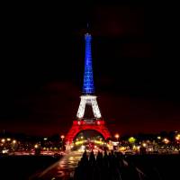 Attentats à Paris : la Tour Eiffel illuminée et tricolore pour rendre hommage aux victimes