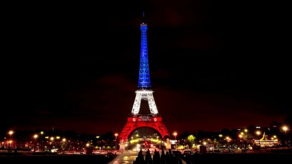 Attentats à Paris : la Tour Eiffel illuminée et tricolore pour rendre hommage aux victimes