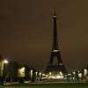 La Tour Eiffel plongée dans le noir après les attentats à Paris le 14 novembre 2015