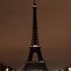 La Tour Eiffel plongée dans le noir après les attentats à Paris le 14 novembre 2015