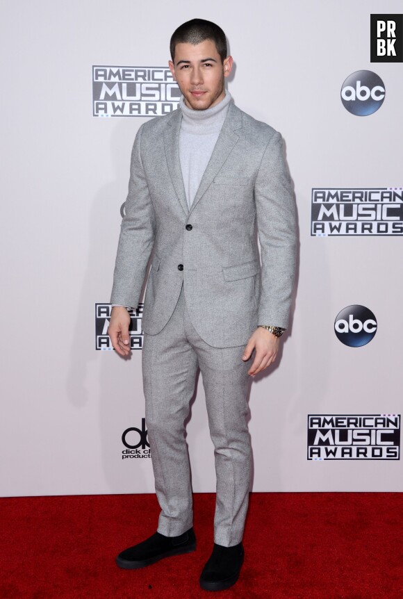 Nick Jonas sur le tapis rouge des American Music Awards, le 22 novembre 2015