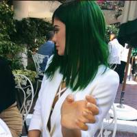 Kylie Jenner : retour des cheveux verts avant de casser Internet avec son kit de make up