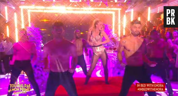 Enora Malagré sexy dans Touche pas à mon prime le 17 décembre 2015 sur D8