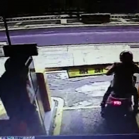 Cette motarde voulait sortir du parking sans payer : elle va amèrement le regretter !