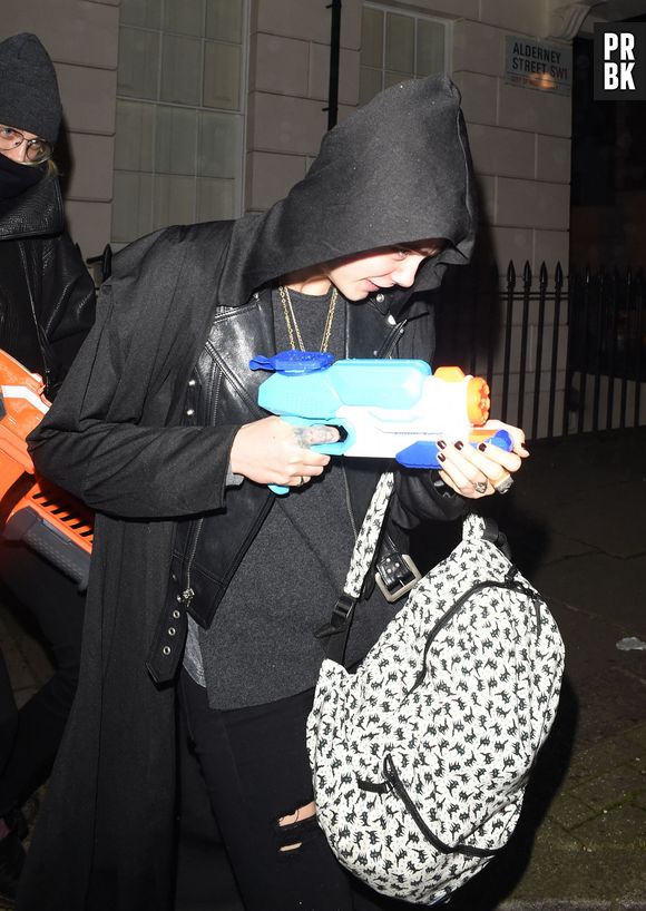 Cara Delevingne et sa petite-amie St Vincent arrosent les paparazzi, le 18 décembre 2015 à Londres