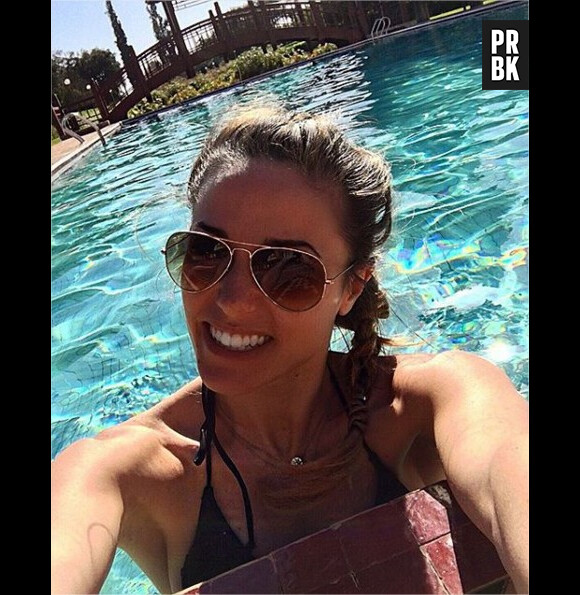 Capucine Anav en bikini à la piscine fin décembre 2015 sur Instagram