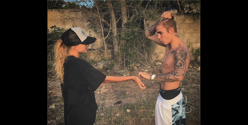 Justin Bieber et Hailey Baldwin proches pendant leurs vacances en décembre 2015