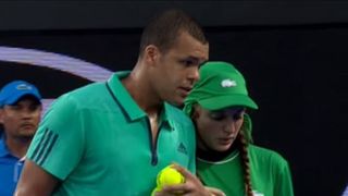 Jo-Wilfried Tsonga gentleman à l'Open d'Australie : il raccompagne une ramasseuse de balles blessée