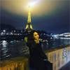 Janel Parrish pose devant la Tour Eiffel pendant son passage à Paris le week-end du 23 janvier 2016