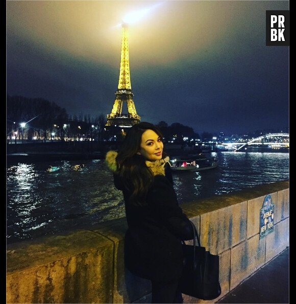 Janel Parrish pose devant la Tour Eiffel pendant son passage à Paris le week-end du 23 janvier 2016