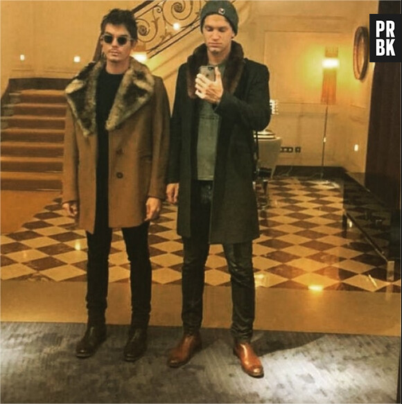 Tyler Blackburn et Keegan Allen prennent la pose à Paris le week-end du 23 janvier 2016