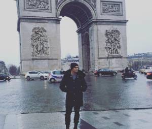 Tyler Blackburn (Pretty Little Liars) pose devant l'Arc de Triomphe lors de son passage à Paris le week-end du 23 janvier 2016