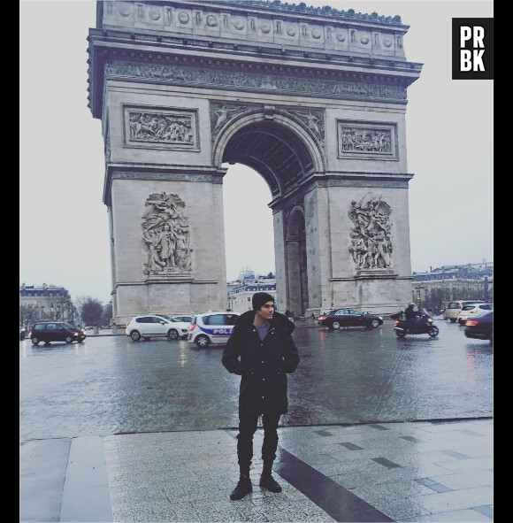 Tyler Blackburn (Pretty Little Liars) pose devant l'Arc de Triomphe lors de son passage à Paris le week-end du 23 janvier 2016