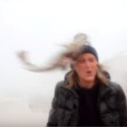 Une Youtubeuse tourne en pleine tempête... et se prend un poisson dans le visage