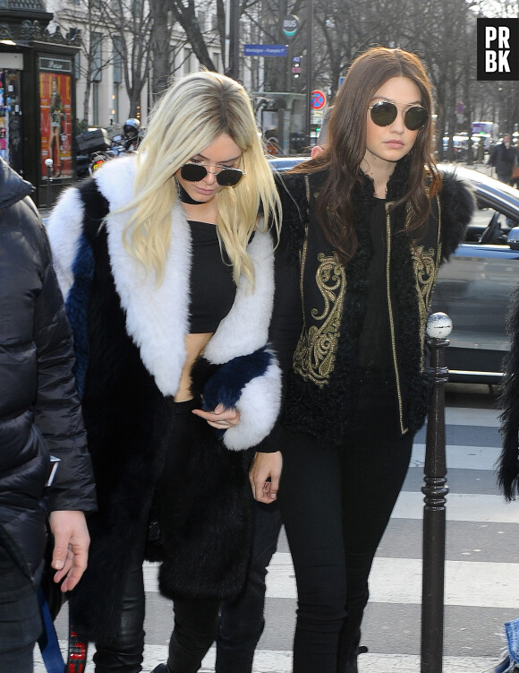 Kendall Jenner blonde et Gigi Hadid brune pour la Paris fashion week le jeudi 3 mars 2016