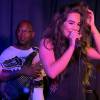 Kim (Les Marseillais South Africa) en plein concert dans un club de jazz