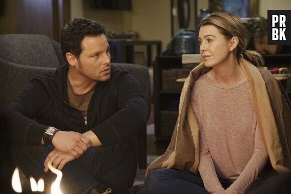 Grey's Anatomy saison 12, épisode 16 : Meredith (Ellen Pompeo) et Alex (Justin Chambers) complices sur une photo