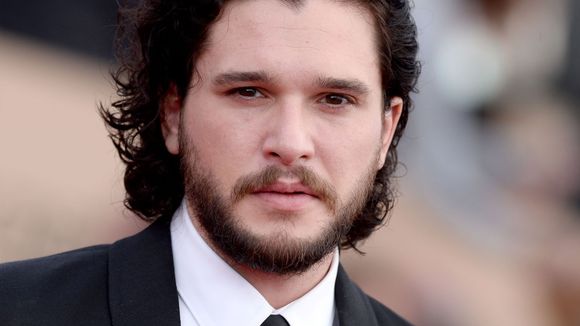 Kit Harington (Game of Thrones) fesses à l'air sur scène : ses fans postent les photos sur le web