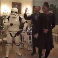 Barack Obama et sa femme s&#039;offrent quelques pas de danse avec R2-D2 et des Stormtroopers