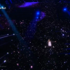 Amir Haddad dans un décor d'étoiles et de planètes pour l'Eurovision 2016.