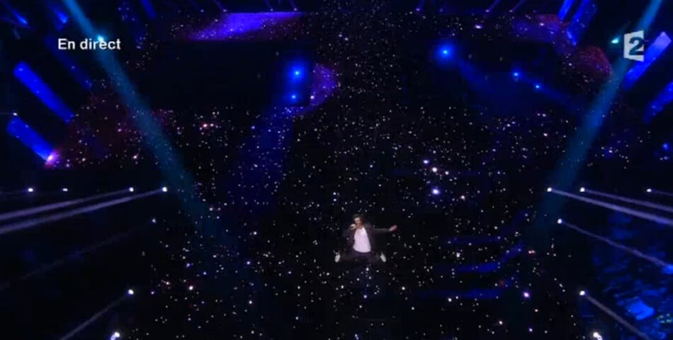 Amir Haddad dans un décor d&#039;étoiles et de planètes pour l&#039;Eurovision 2016.