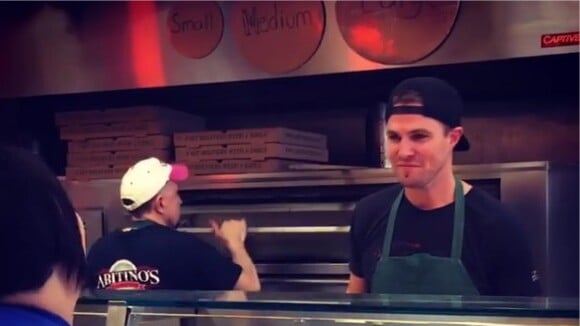 Ninja Turtles 2 : Stephen Amell s'amuse à offrir des pizzas aux fans