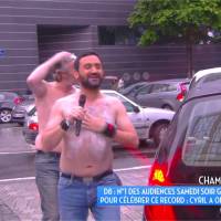 Cyril Hanouna torse nu sous la pluie : sa douche délirante dans TPMP
