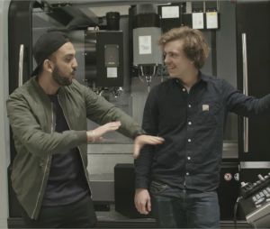 Jhon Rachid et Maxime, technicien d'application dans le secteur des équipements de production