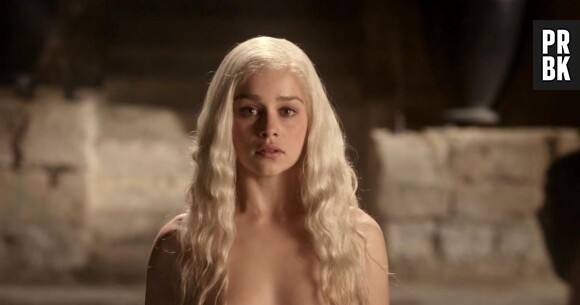 Emilia Clarke alias Daenerys dans Game of Thrones, sublime en brune comme en blonde.