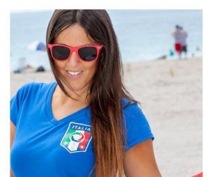 Claudia Romani ose les poses sexy pendant l'Euro 2016